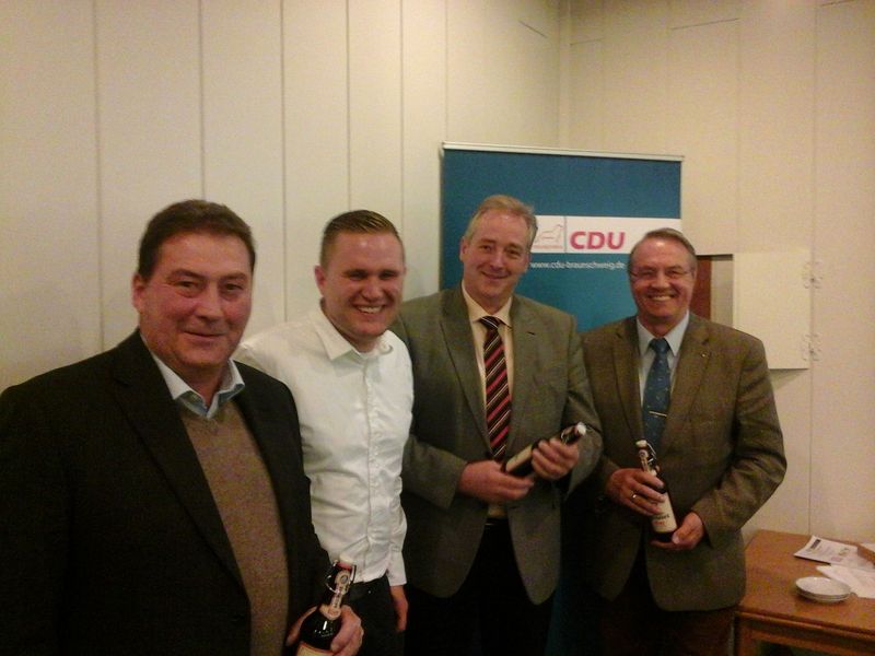 Der Landesvorsitzende Christoph Ponto (2. v. li.) mit den Ehrengästen Uwe Lagosky MdB (1. v. li.), Frank Oesterhelweg MdL (2. v. re.) und Reinhard Manlik (1. v. re.)